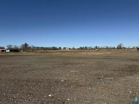 8 Crescent Ln, Madison, SD 57042 photo 3