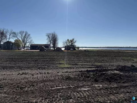 Crescent Ln, Madison, SD 57042
