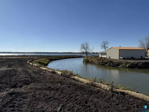 10 Crescent Ln, Madison, SD 57042 photo 4