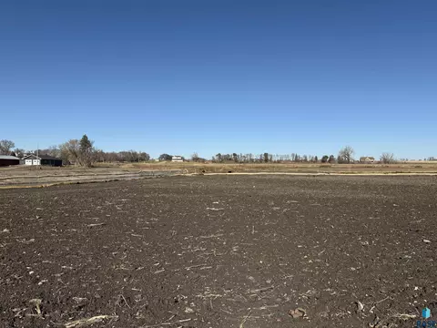 10 Crescent Ln, Madison, SD 57042
