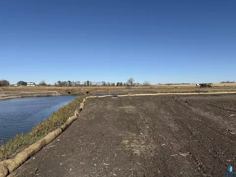 10 Crescent Ln, Madison, SD 57042 photo 3
