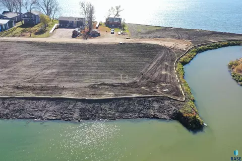 10 Crescent Ln, Madison, SD 57042 photo 5