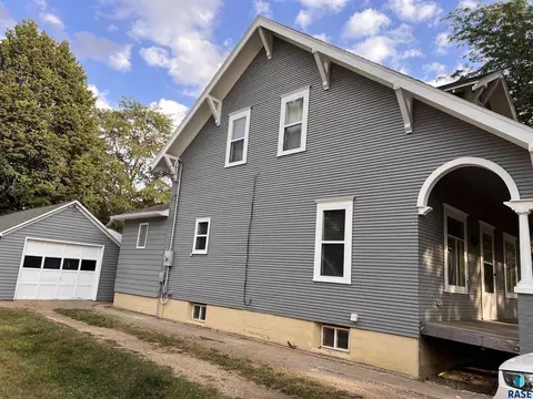 412 S Cherry St, Freeman, SD 57029 photo 2