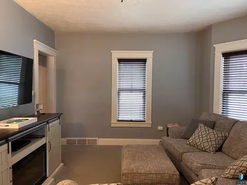 412 S Cherry St, Freeman, SD 57029 photo 4