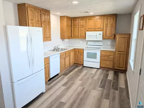 105 E 3rd St, Oacoma, SD 57365 photo 3