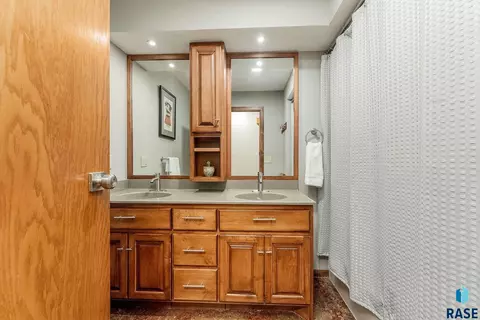 1301 W Haugo Dr, Sioux Falls, SD 57105 photo 9