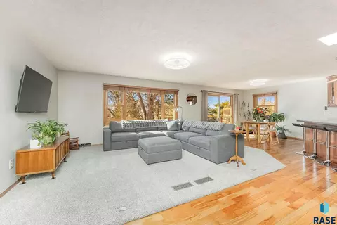 1301 W Haugo Dr, Sioux Falls, SD 57105 photo 4