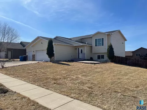 1213 N Broken Bow Ave, Sioux Falls, SD 57103 photo 2