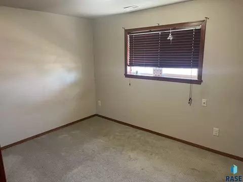 1213 N Broken Bow Ave, Sioux Falls, SD 57103 photo 9