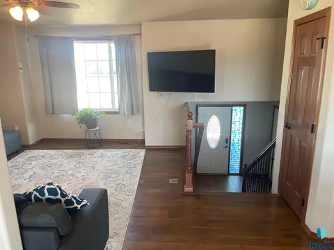 1213 N Broken Bow Ave, Sioux Falls, SD 57103 photo 3