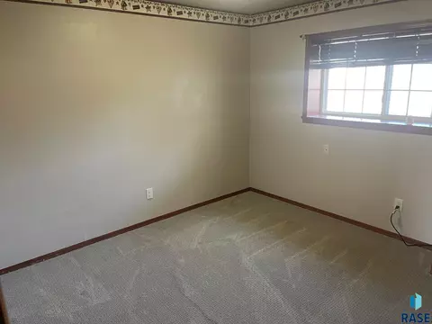 1213 N Broken Bow Ave, Sioux Falls, SD 57103 photo 12