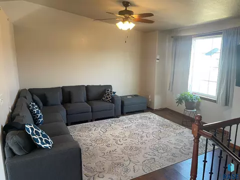1213 N Broken Bow Ave, Sioux Falls, SD 57103 photo 4