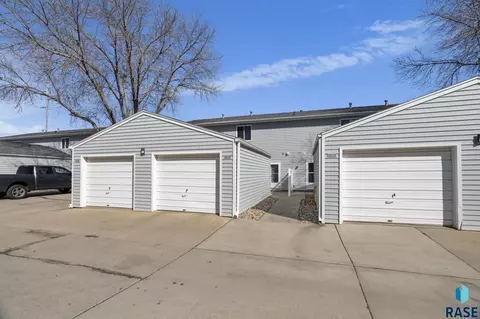 1010 S Bridgeport Pl, Sioux Falls, SD 57106