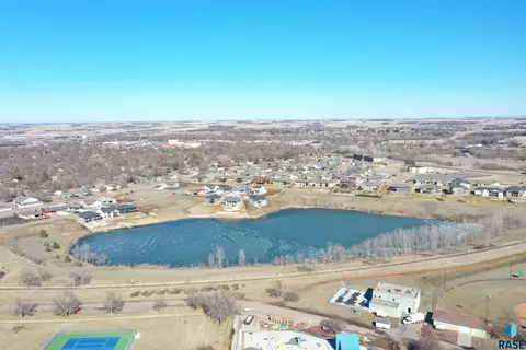 607 E Lakeview Dr, Brandon, SD 57005 photo 3