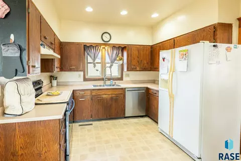 415 E 3rd St, Canton, SD 57013 photo 21