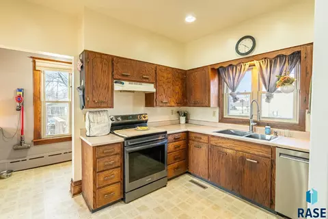 415 E 3rd St, Canton, SD 57013 photo 23