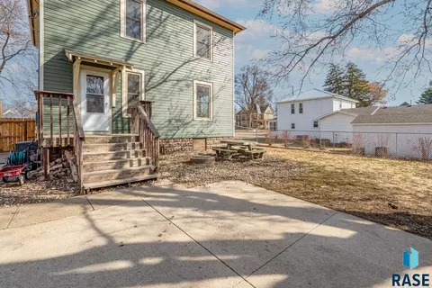 415 E 3rd St, Canton, SD 57013 photo 4