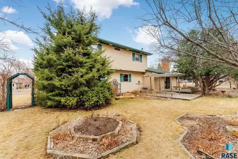 2305 E 54th St, Sioux Falls, SD 57103 photo 2