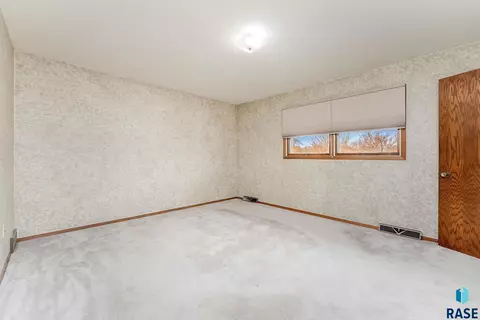 2305 E 54th St, Sioux Falls, SD 57103 photo 8