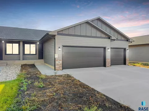 706 N Independent St, Lennox, SD 57039