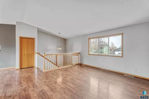 705 N Poplar Ave, Tea, SD 57064 photo 3