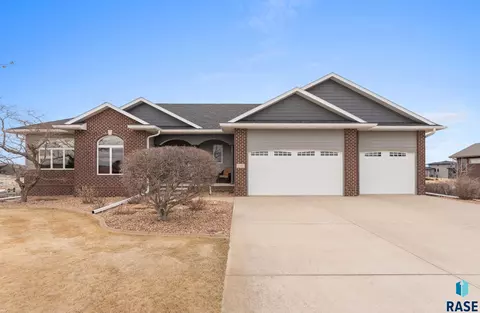 110 Linden Dr, Madison, SD 57042 photo 2