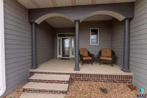 110 Linden Dr, Madison, SD 57042 photo 4