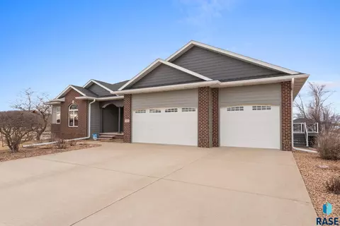 110 Linden Dr, Madison, SD 57042 photo 3