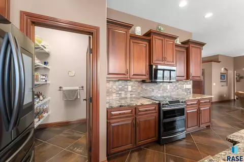 110 Linden Dr, Madison, SD 57042 photo 18