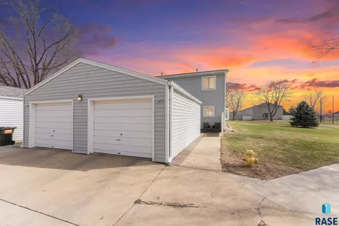 1022 S Bridgeport Pl, Sioux Falls, SD 57106