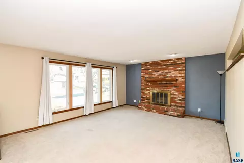 313 E Lotta St, Sioux Falls, SD 57105 photo 3