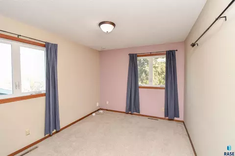 313 E Lotta St, Sioux Falls, SD 57105 photo 9