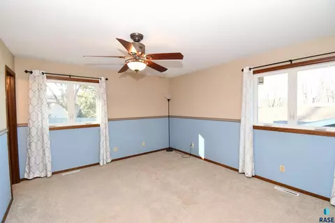 313 E Lotta St, Sioux Falls, SD 57105 photo 6