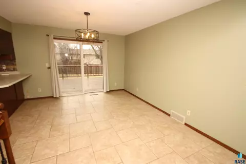 313 E Lotta St, Sioux Falls, SD 57105 photo 4