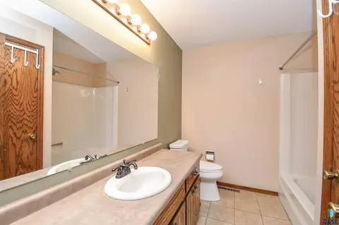 313 E Lotta St, Sioux Falls, SD 57105 photo 10