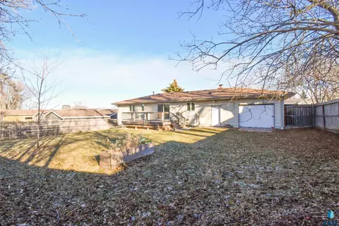 313 E Lotta St, Sioux Falls, SD 57105 photo 2