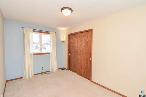 313 E Lotta St, Sioux Falls, SD 57105 photo 8