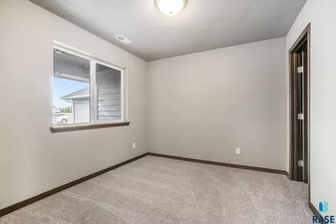 1106 NE 11th St, Madison, SD 57042 photo 4
