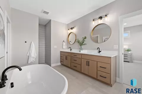 5512 E Saddle Ridge Cir, Sioux Falls, SD 57110 photo 14