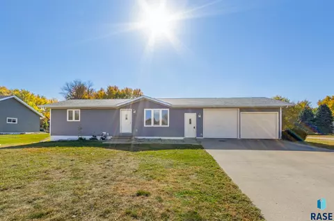 557 6th St NW, Sioux Center, IA 51250