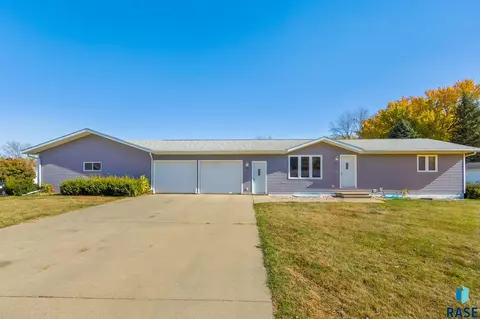 552 6th Ave NW, Sioux Center, IA 51250