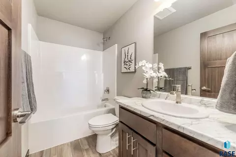 Bath - 1320 Poplar Ave, Tea, SD 57064 photo 1 of 3