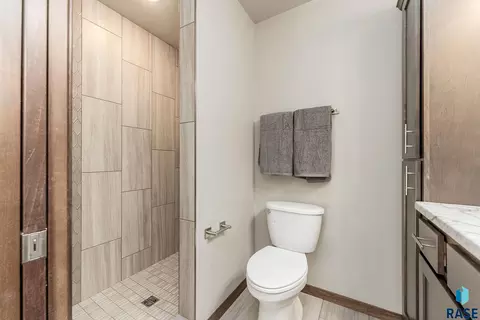 Bath - 1320 Poplar Ave, Tea, SD 57064 photo 3 of 3