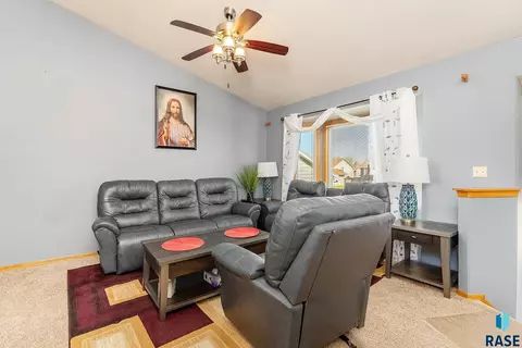4435 E 38th St, Sioux Falls, SD 57103 photo 6