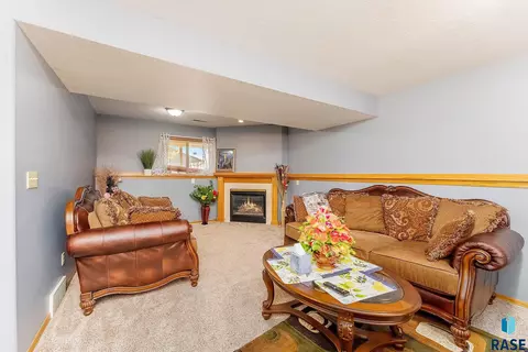 4435 E 38th St, Sioux Falls, SD 57103 photo 8