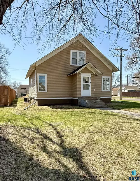 829 W 4th Ave, Mitchell, SD 57301 photo 2