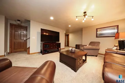 129 S Leslie Dr, Garretson, SD 57030 photo 18