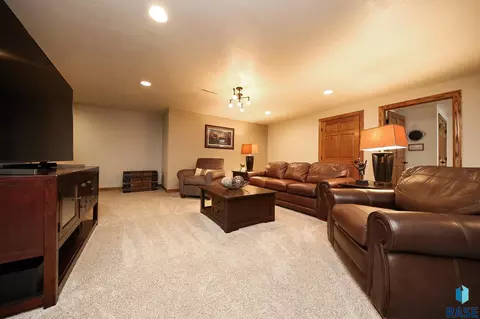 129 S Leslie Dr, Garretson, SD 57030 photo 17