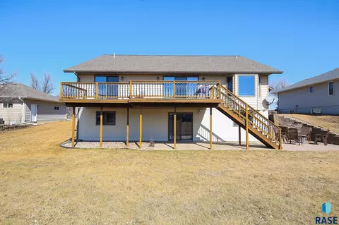 129 S Leslie Dr, Garretson, SD 57030 photo 2