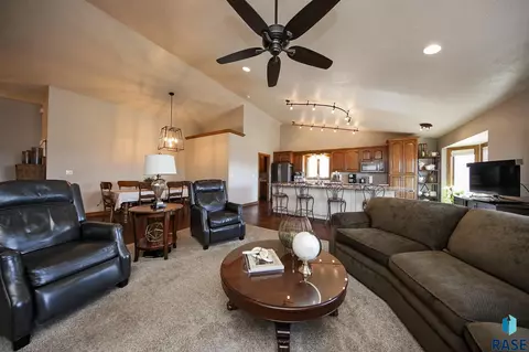 129 S Leslie Dr, Garretson, SD 57030 photo 5